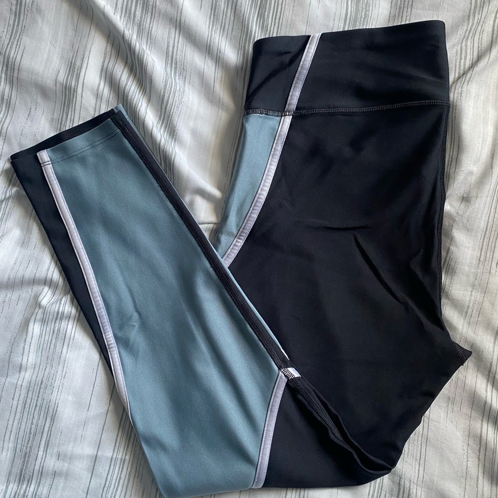 Under Armour Black and Blue Leggings with Seamless Design